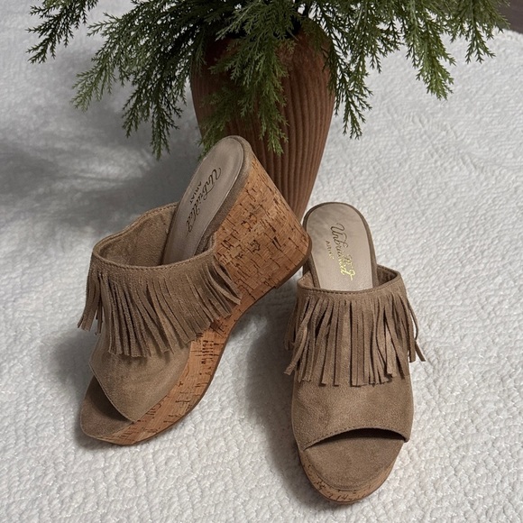 NWOT Ariat Unbridled Leigh Women’s Wedge Sandal / Fringe, Sand Color, Size 9 - Picture 1 of 8